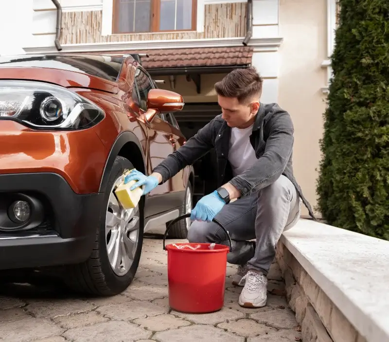 Lavage auto à domicile Sèvremoine : professionnel intervenant sur un véhicule
